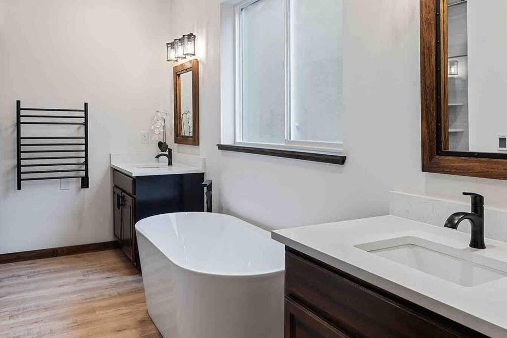 Luxe Mt. Rainier Lodge W/ Hot Tub-Ac-Game Room แอชฟอร์ด ภายนอก รูปภาพ